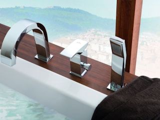 Nowoczesna łazienka z nowoczesnymi bateriami łazienkowymi.
