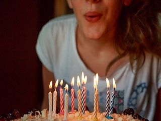 Cztery sposoby na dekorację tortu urodzinowego dla dziecka