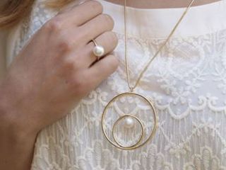 Perły - symbol ponadczasowej elegancji. Jak je nosić?