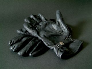 Ochrona dłoni ze skórzanymi rękawiczkami.