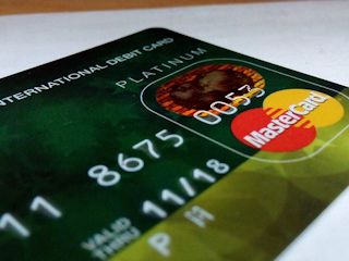 Czym się różni karta kredytowa od debetowej?