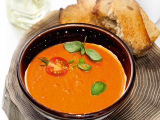 Zupa krem z pieczonych pomidorów z grzankami razowymi