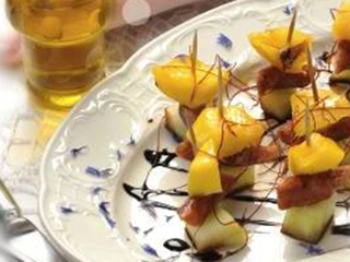Koreczki z kabanosów Krakus z mango i melonem