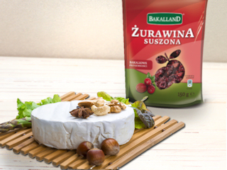 Szparagi z serem camembertem i bakaliami