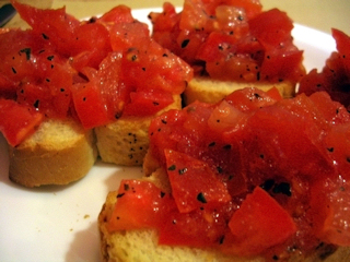 Bruschetta z łososiem i czerwoną cebulą