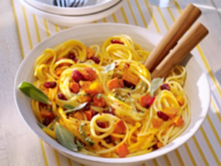 Pasta z sosem dyniowo-żurawinowym
