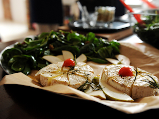 Camembert z miodem i różowym pieprzem, rozmarynem i szpinakiem