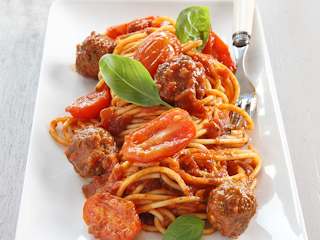 Spaghetti z pulpecikami i pomidorkami cherry