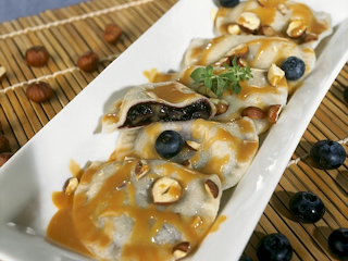 Pierogi z jagodami i sosem toffi