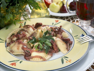Pierogi z mięsem i kapustą z sosem z czerwonego wina, boczkiem i tymiankiem
