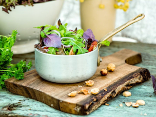 Sałatka z rukoli i grillowanych boczniaków i pieczarek z orzechami