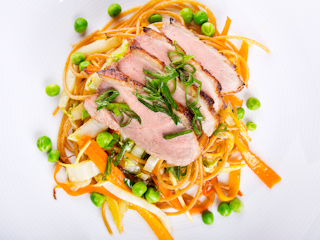 Pełnoziarniste spaghetti w azjatyckim stylu z kaczką w sosie teriyaki
