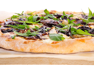 Pizza z buraczkami i kozim serem