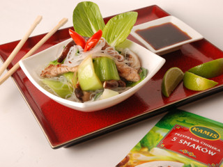 Mięso smażone z makaronem z kapustą bok choy