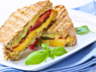 Kanapka „Grilled cheese” z pomidorami i liśćmi szpinaku