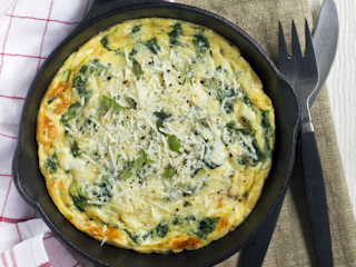 Omlet ze szczawiem i żółtym serem